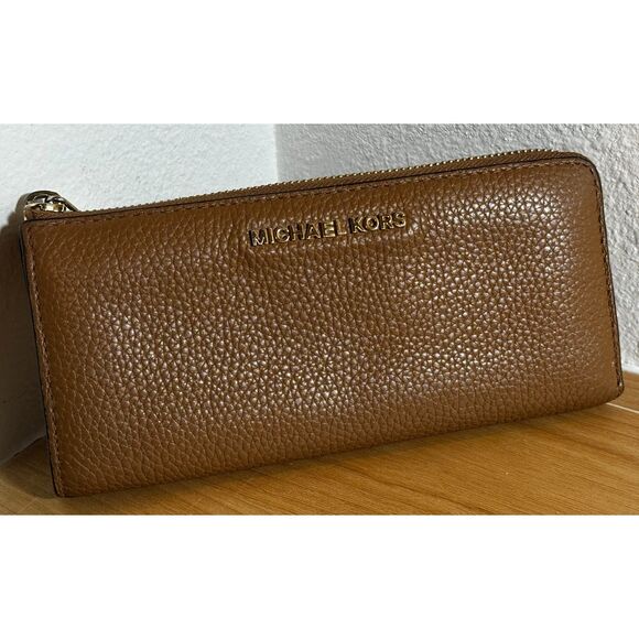 Michael Kors Jet Set Zip Around Wallet in Luggage Brown EUC - Picture 1 of 6